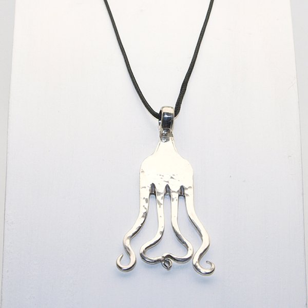 Besteckschmuck Anhänger mit Kette auf Holzbüste