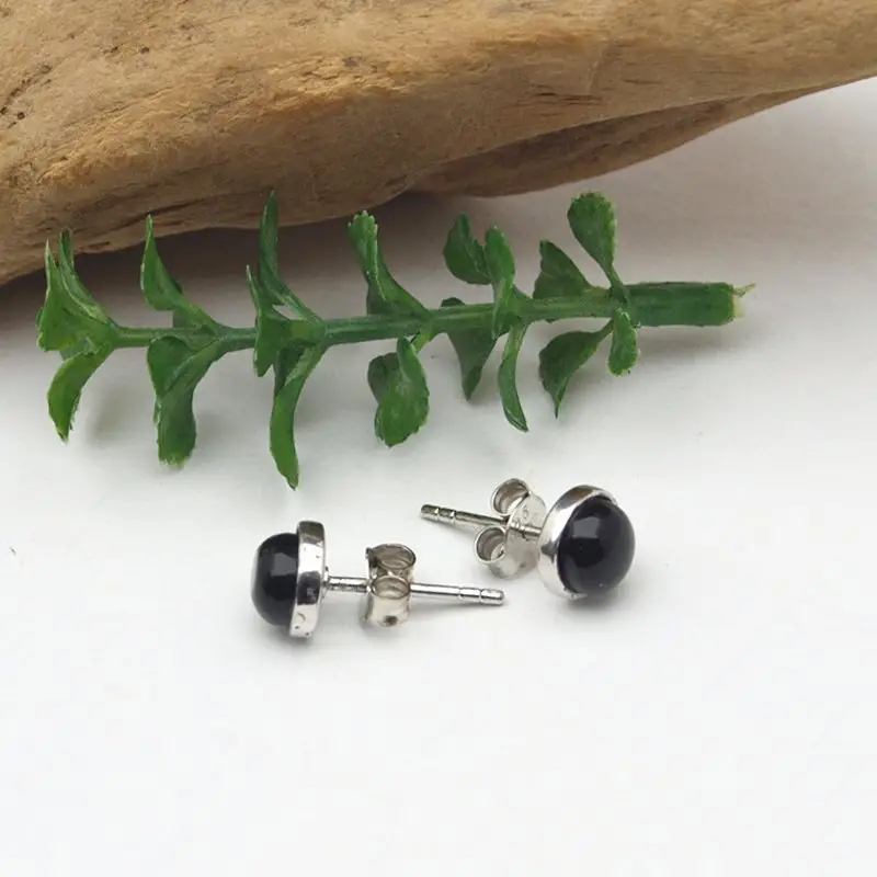 Paar Silber Ohrstecker mit gefassten Onyx-Cabochon