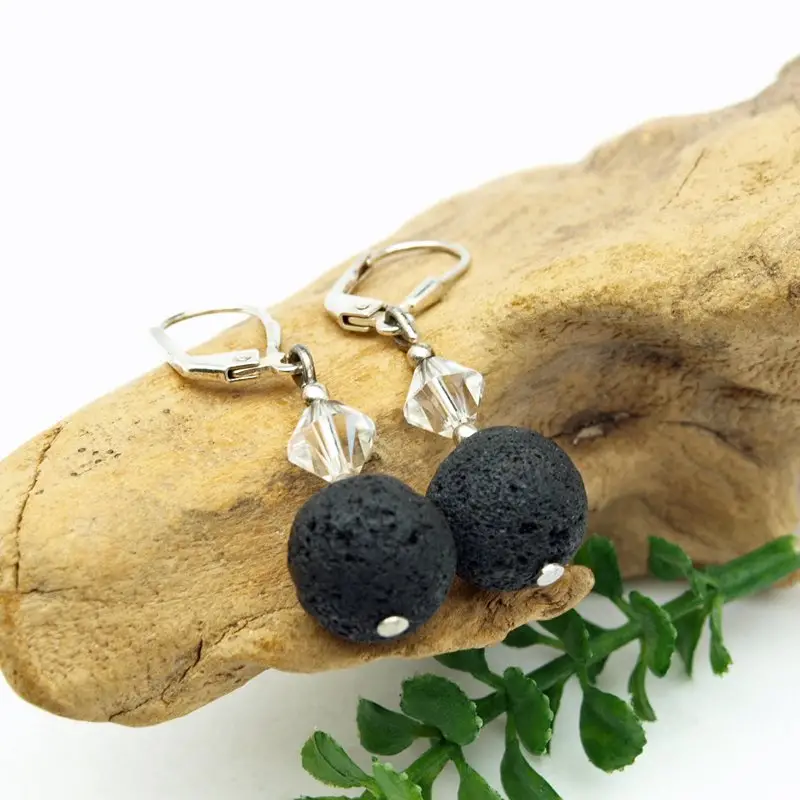 Lava Ohrhänger mit Swarovski Perlen, auf einem Dekoholz