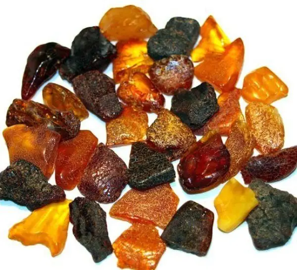 Unbearbeiteter Naturbernstein, Rohbernstein Stücke ca. 10-15 mm große Stücke