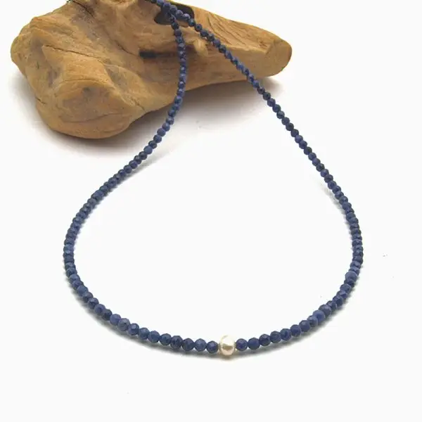 Blaue Saphir-Edelsteinkette mit SWP Blaue Saphir-Edelsteinkette mit SWP