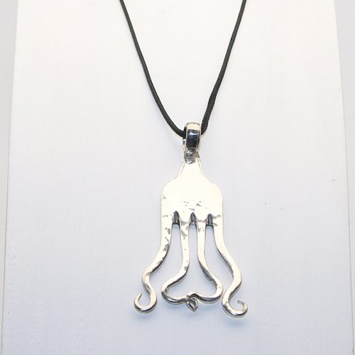 Besteckschmuck Anhänger mit Kette auf Holzbüste