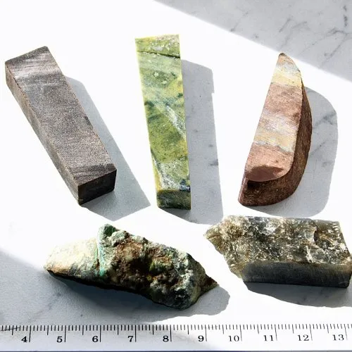 5er Mineralien Set mit Serpentin, Silurkalksandstein, Labradorit, Kupferchalcedon und verst. Holz