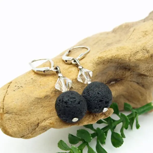 Lava Ohrhänger mit Swarovski Perlen, auf einem Dekoholz